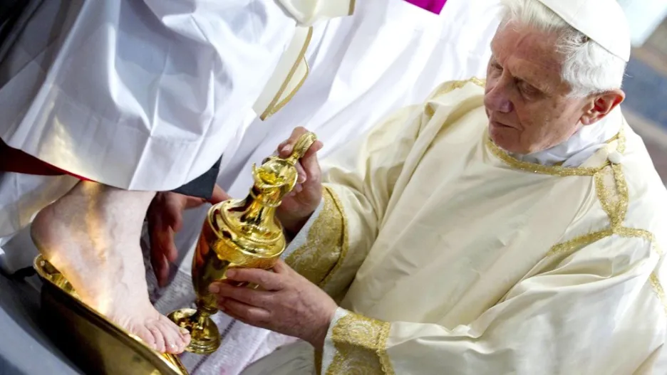 Papež omývá nohy poutníků