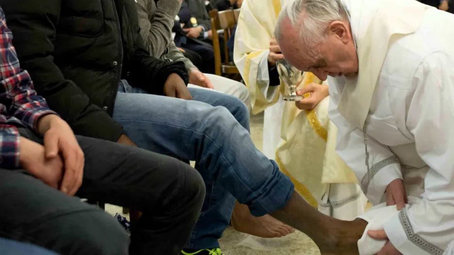 Papež umyl nohy mladistvým delikventům