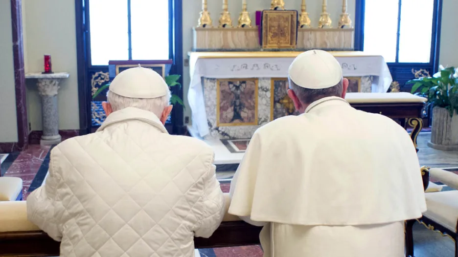 František a Benedikt při společné modlitbě