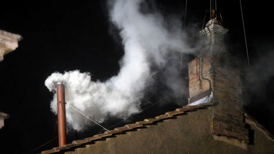 Bílý kouř nad Sixtinskou kaplí
