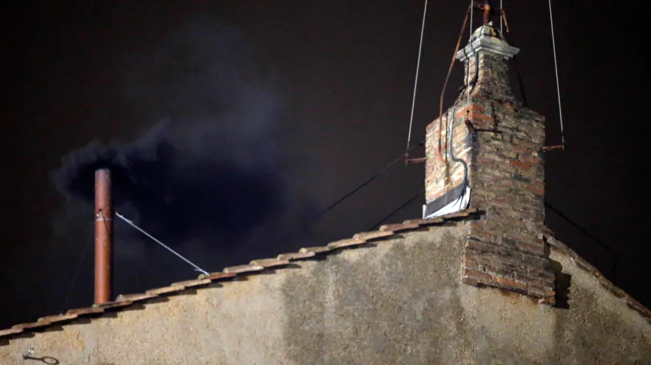 Černý kouř nad Sixtinskou kaplí