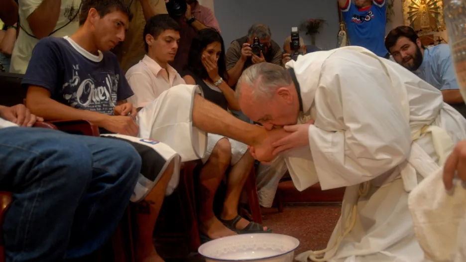 Kardinál Bergoglio při mytí nohou chudým