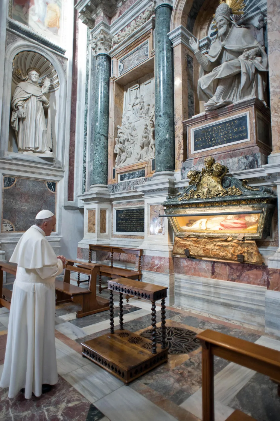 Papež František se modlí v bazilice Panny Marie Sněžné
