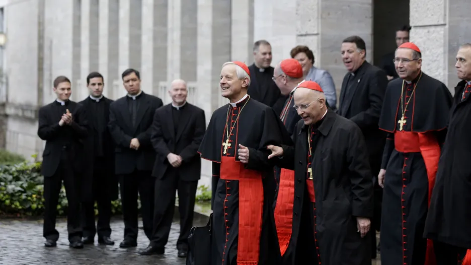 Kardinálové odjíždějí do penzionu Santa Marta