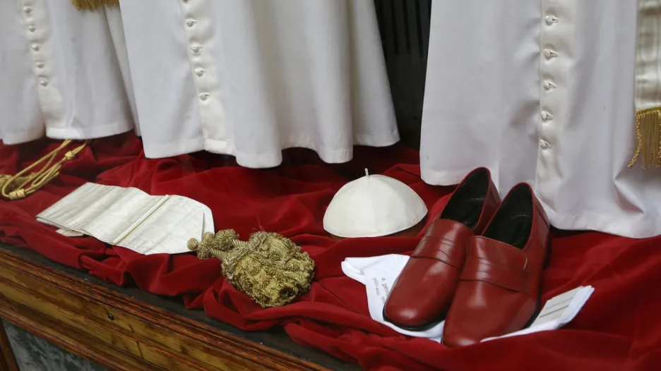 Roucha a boty pro nového papeže jsou připraveny