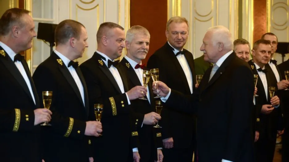 Václav Klaus se loučí s armádou