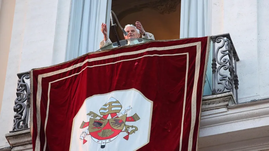 Benedikt XVI. se naposledy rozloučil s věřícími