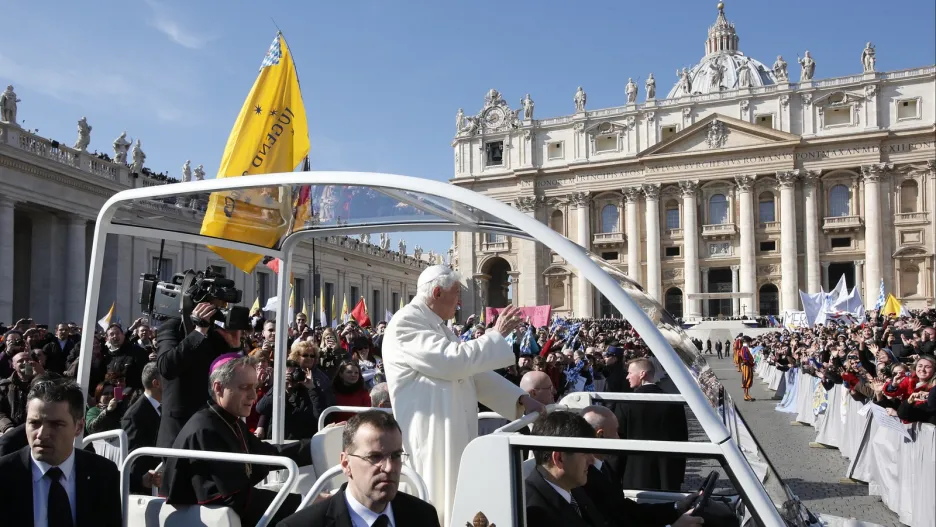 Papež Benedikt  XVI. přijíždí na generální audienci