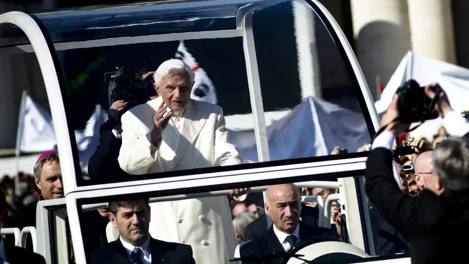 Papež Benedikt XVI. přijíždní na generální audienci