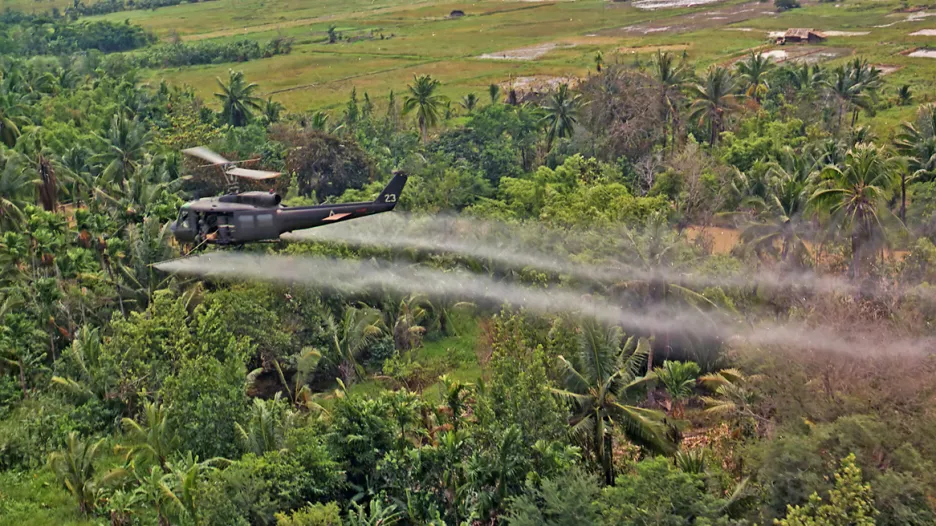 Americký vrtulník rozprašuje Agent Orange v deltě Mekongu