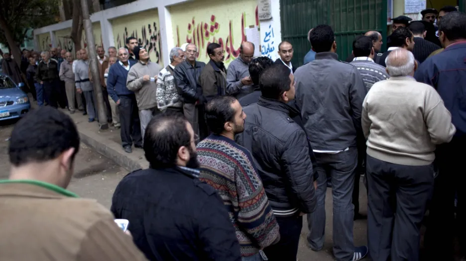 Egypťané stojí ve frontě na hlasování o nové ústavě
