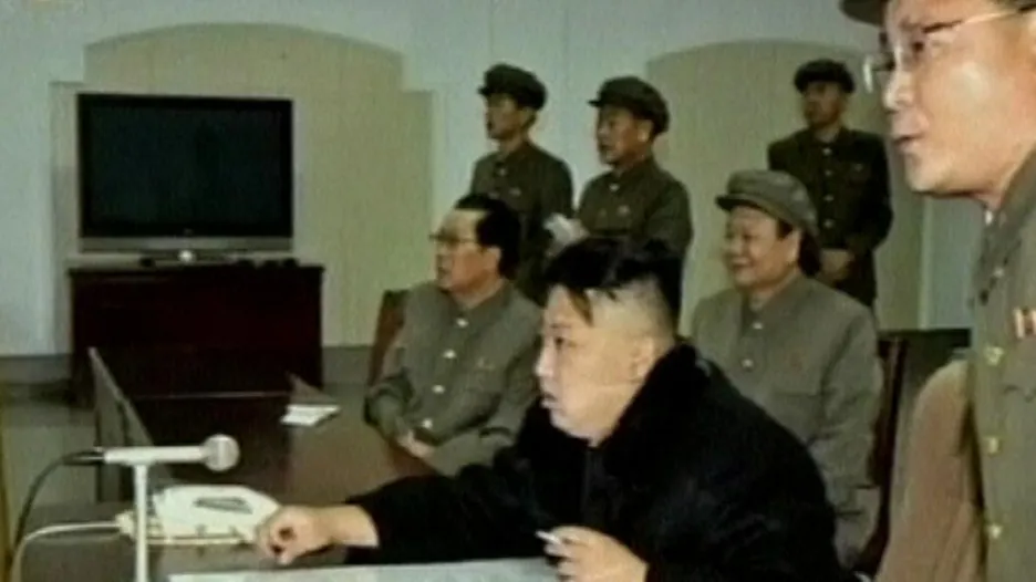 Kim sleduje vypuštění satelitu