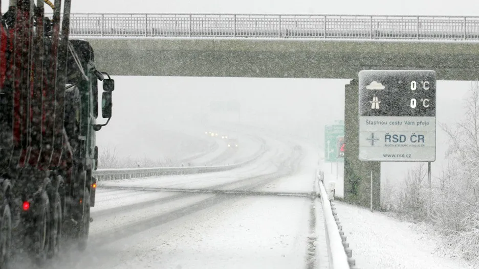 Zimní počasí komplikuje v Česku dopravu