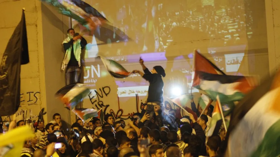 Palestinci slaví u izraelské separační bariéry