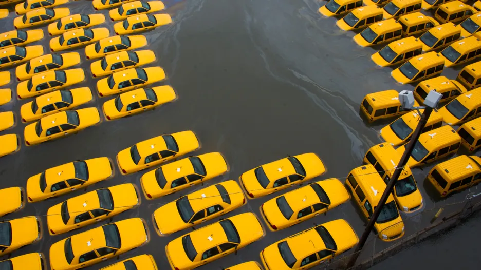 Obětí Sandy se staly i žluté newyorské taxíky