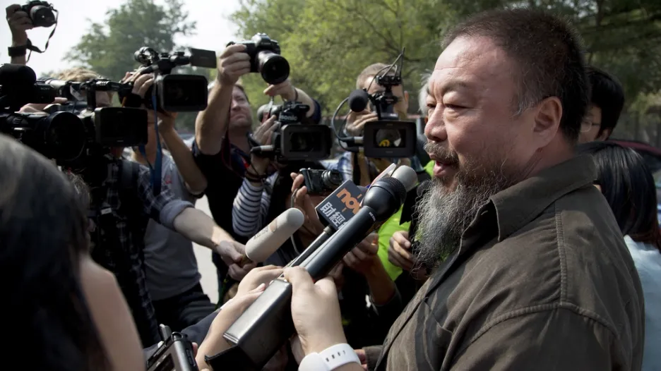 Aj Wej-wej hovoří s novináři