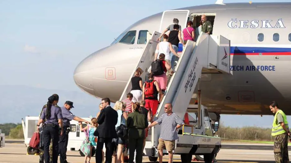 Čeští turisté se vracejí z letiště v Zadaru do Česka