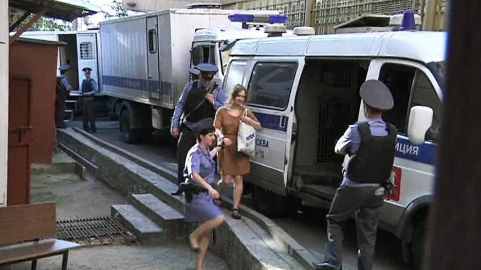Ruská policie odvádí členku Pussy Riot