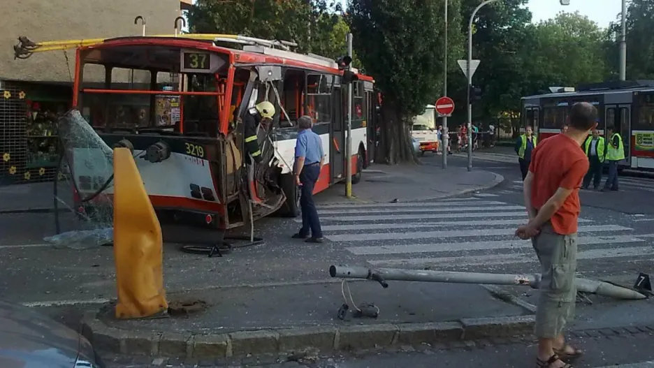Nehoda trolejbusu a tramvaje