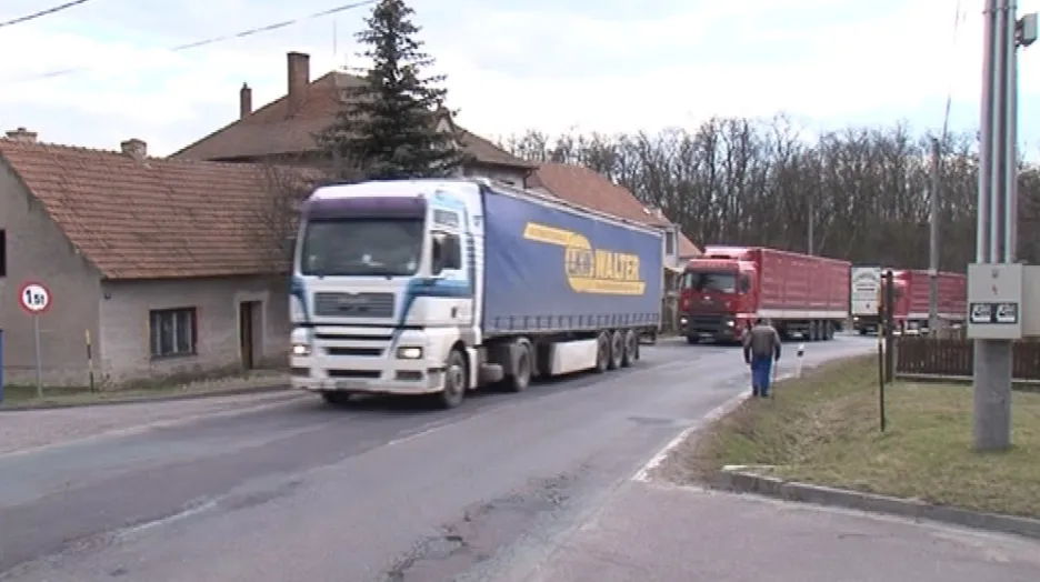 Lechovicemi projíždí denně tisíce aut a kamionů