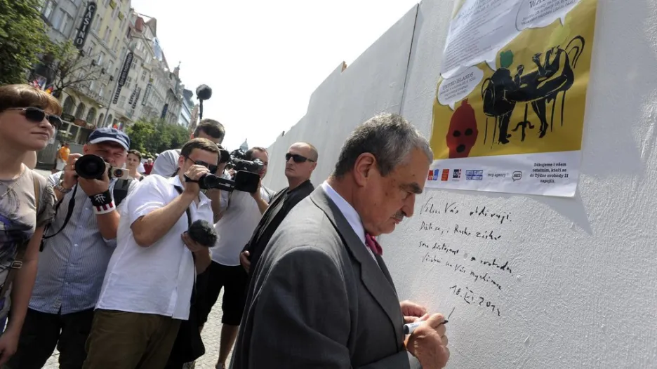 Ministr zahraničí Karel Schwarzenberg píše vzkaz na Zeď Pussy Riot