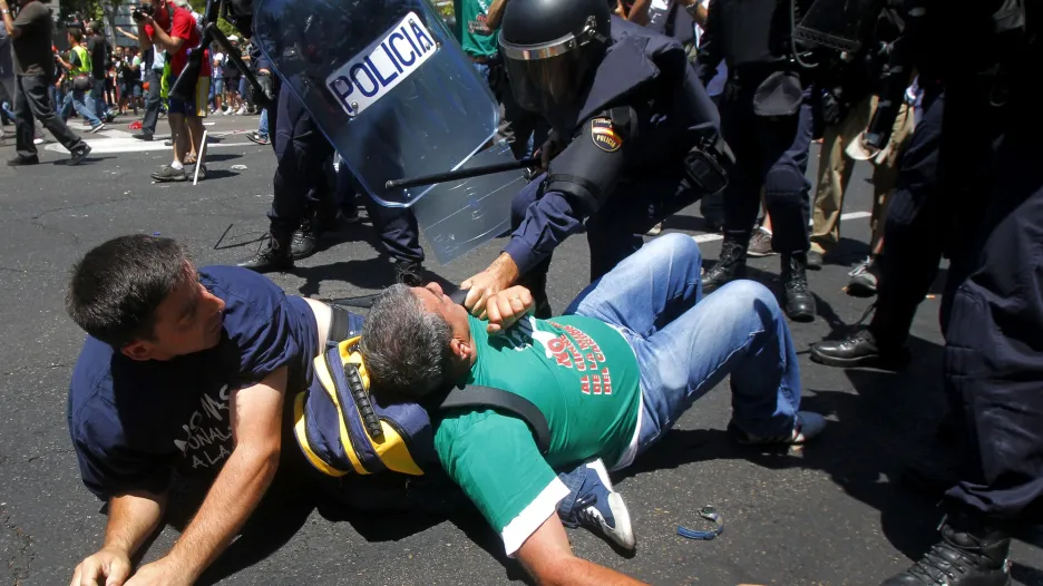 Policie zasahuje proti demonstrantům