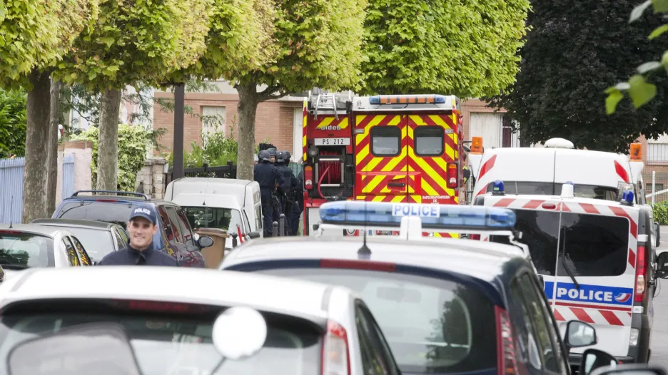 Ve francouzské škole drží útočník rukojmí