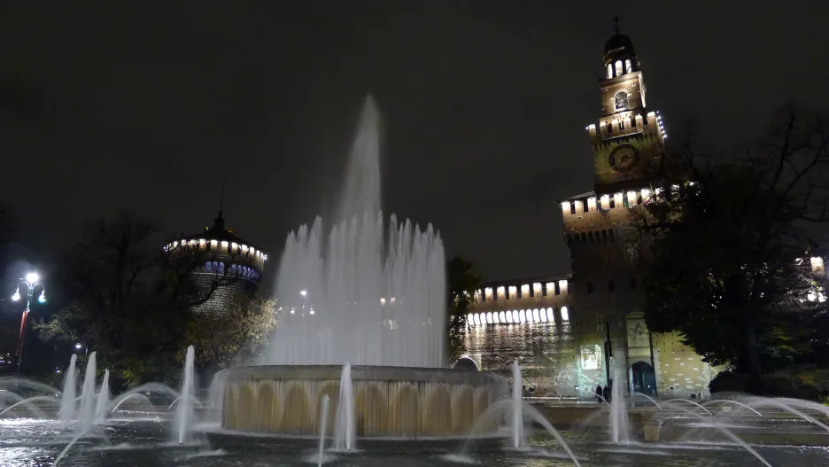 Milánský hrad v noci