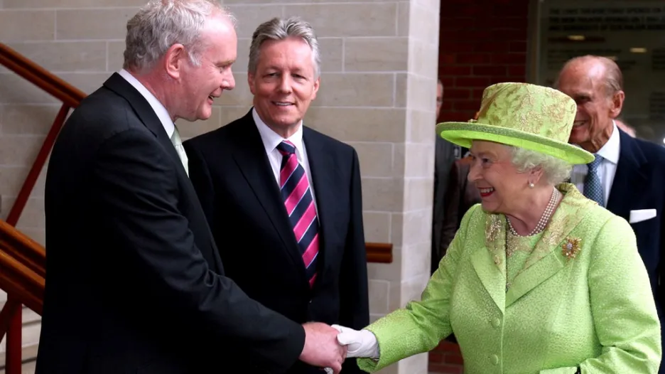 Martin McGuinness a královna Alžběta II.