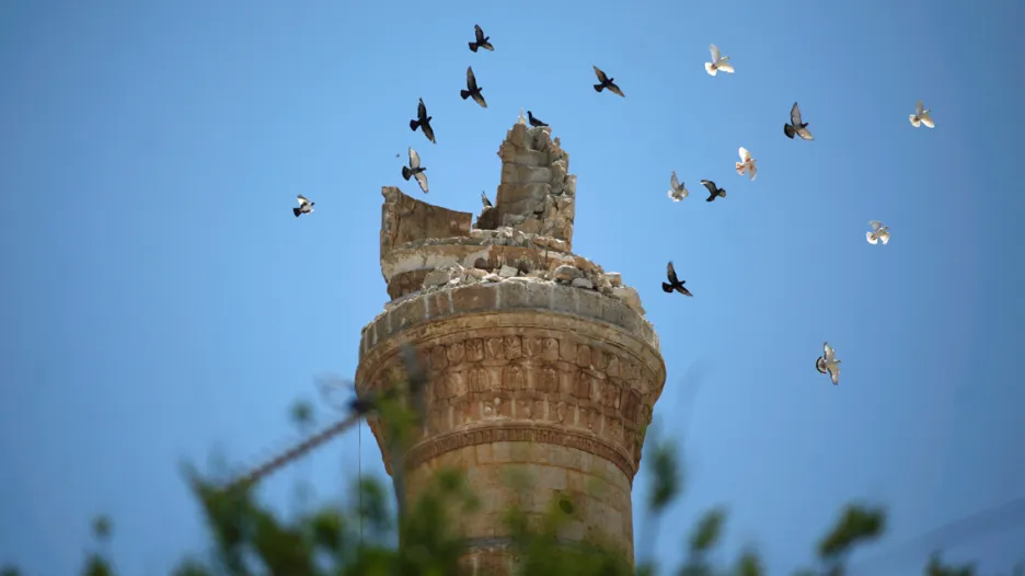 Zničený minaret v Idlibu