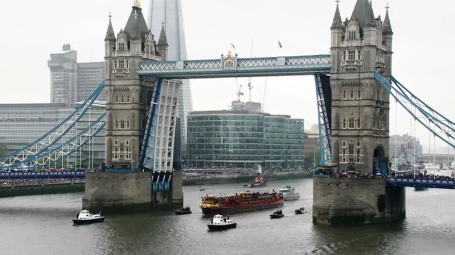 Královská loď proplouvá pod Tower Bridge