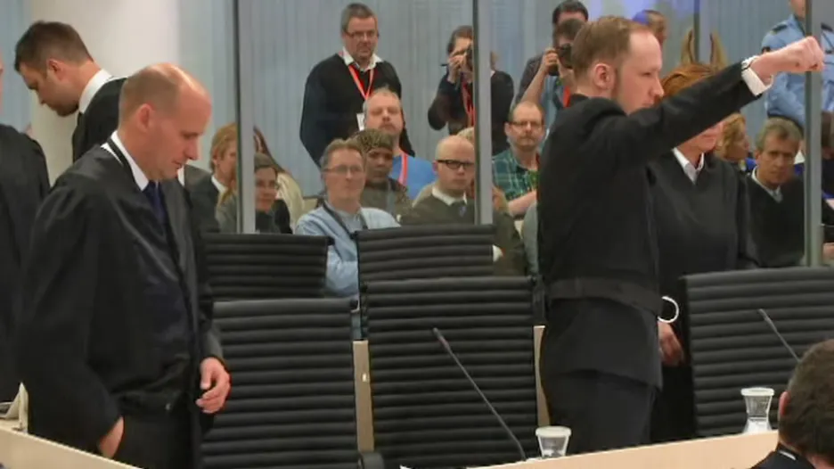Anders Breivik zvedá pravici se zaťatou pěstí
