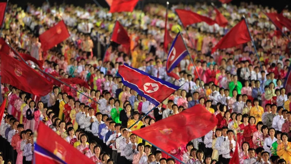 Severokorejci tancem oslavují výročí narození Kim Ir-sena