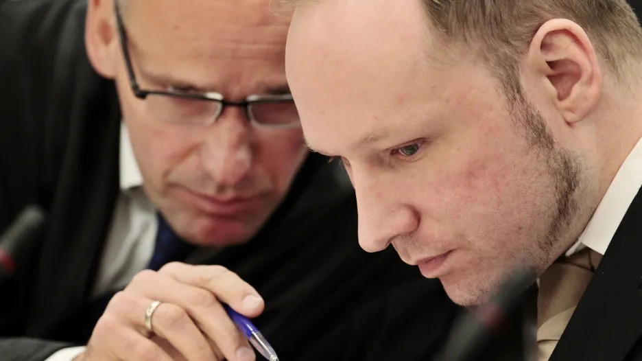 Anders Breivik (vpravo) a jeho obhájce Geir Lippestad