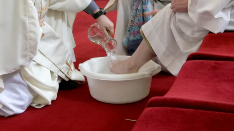 Mytí nohou při bohoslužbě na Zelený čtvrtek