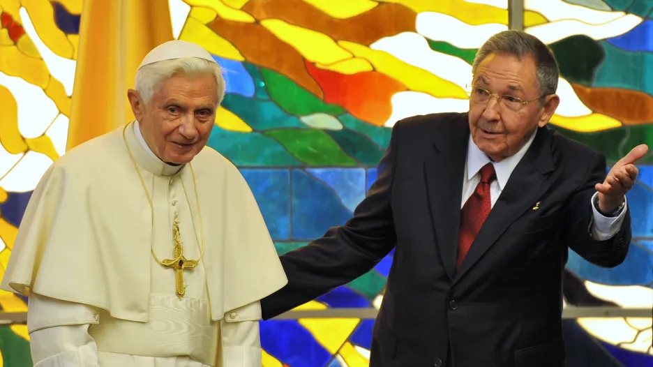 Papež Benedikt XVI. a Raúl Castro