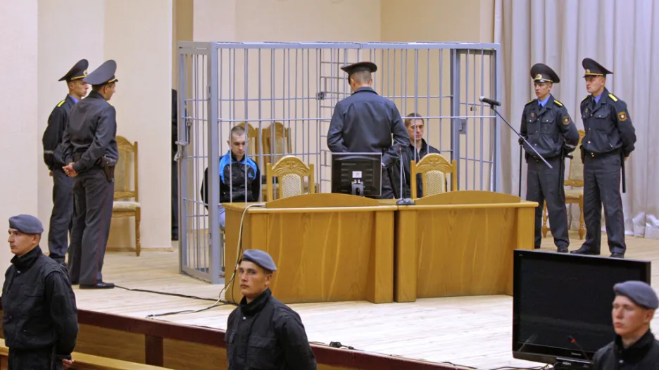 Dzmitryj Kanavalav a Uladzislav Kavaljov před soudem
