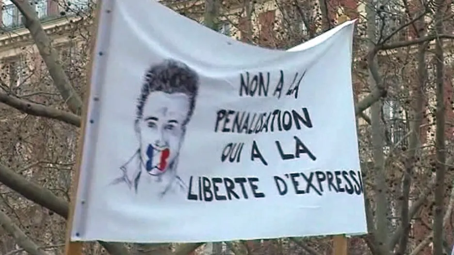 Demonstrace před francouzským Senátem