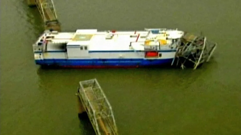 Loď Delta Mariner strhla v Kentucky most