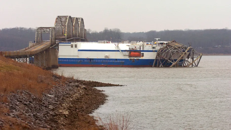 Loď Delta Mariner strhla v Kentucky most