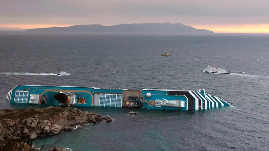 Záchranné práce u lodi Costa Concordia