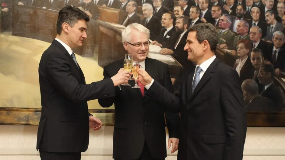 Zleva: chorvatský premiér Zoran Milanovič, prezident Ivo Josipovič a mluvčí parlamentu Boris Šprem připíjí na výsledek r