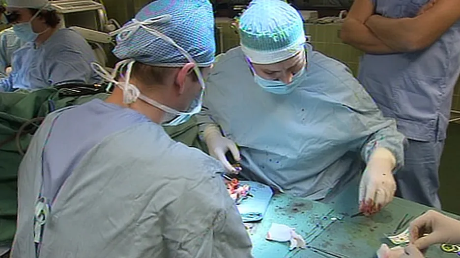 Chirurgové přišívají amputovaný prst