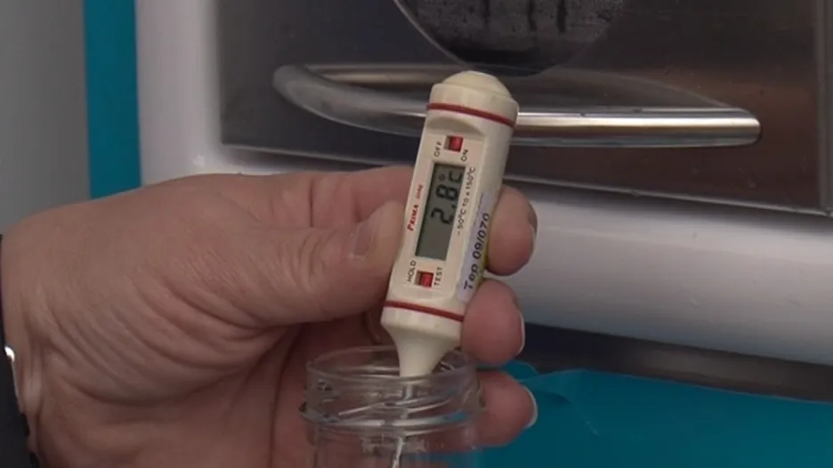 Inspektoři měří teplotu mléka