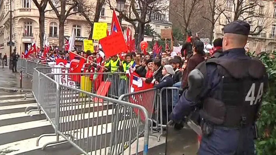 Turci ve Francii protestují proti přijetí zákona o arménské genocidě