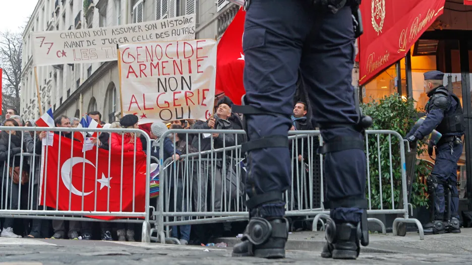 Turci ve Francii protestují proti přijetí zákona o arménské genocidě
