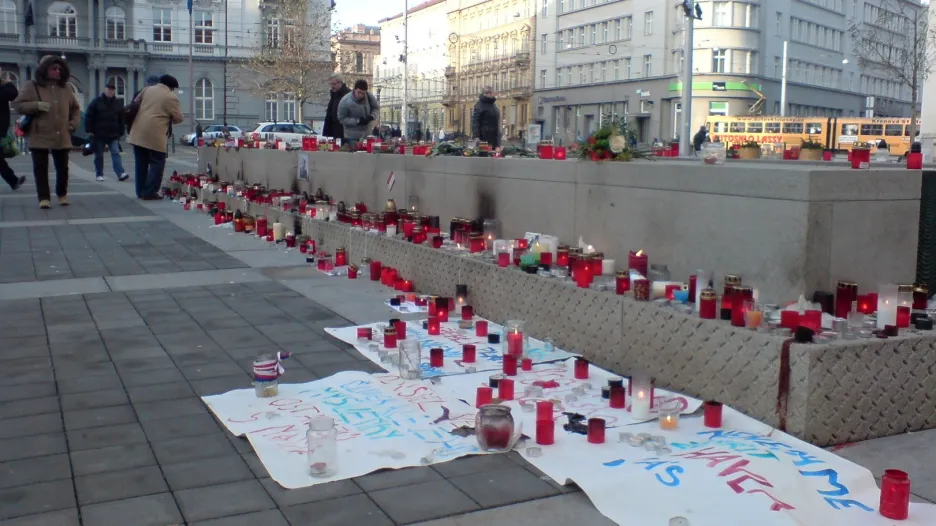 Lidé zapalují další svíčky na památku Václava Havla