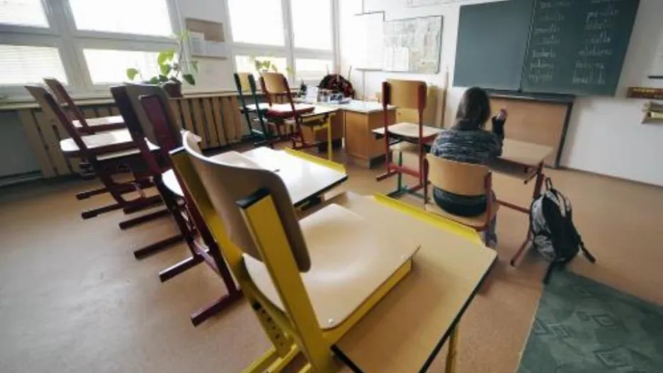 Prázdné školní lavice