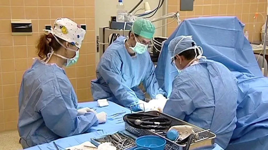 Lékaři během operace