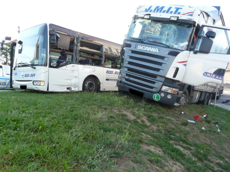 Nehoda autobusu a kamionu v obci Suchohrdly